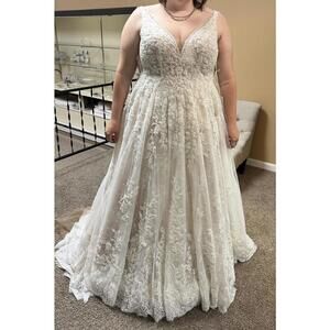 Gorgeous Wedding Dress BRAND NEW WITH TAGS